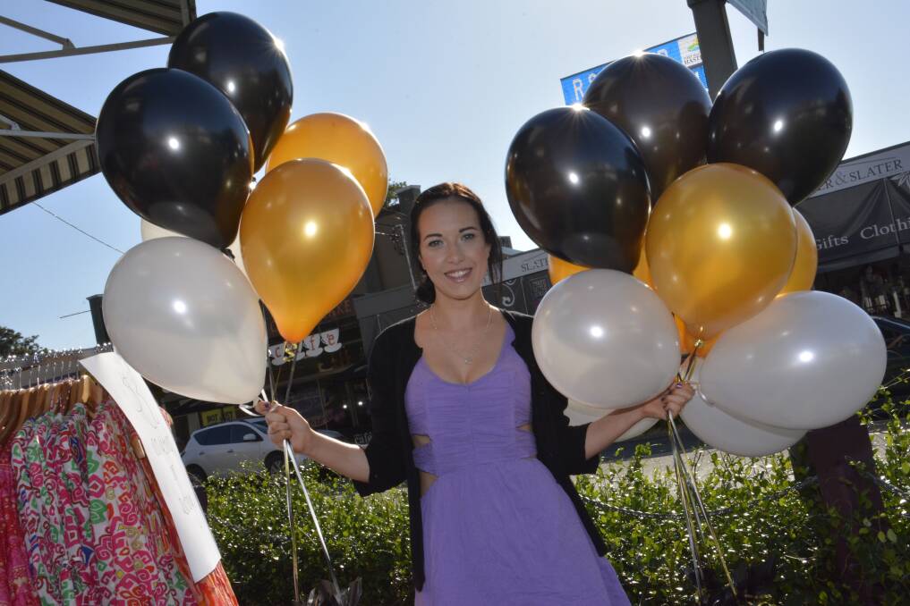 Caity Peel delivering balloons. Pic. Peter Gleeson.