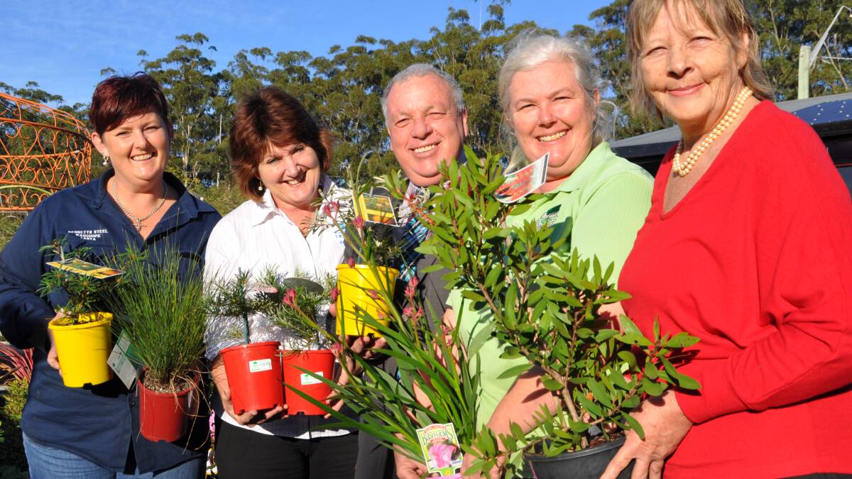 In planting mode: Tanya Newman (Bennetts Steel), Robyn Flanagan (Wauchope Travel), Rob Hamilton (Wauchope Chamber of Commerce), Alison
Robinson (Greenbourne Nursery) and Cr Lisa Intemann gathered at Greenbourne Nursery on Tuesday for a photo shoot to celebrate the project.