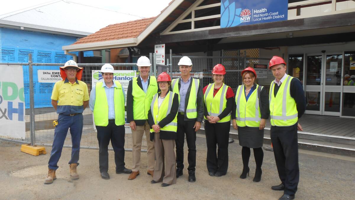 Andrew Stoner with members of construction company O’Donnell & Hanlon, and Mid North Coast Local Health District Staff, including Chief Executive  Stewart Dowrick (far right).