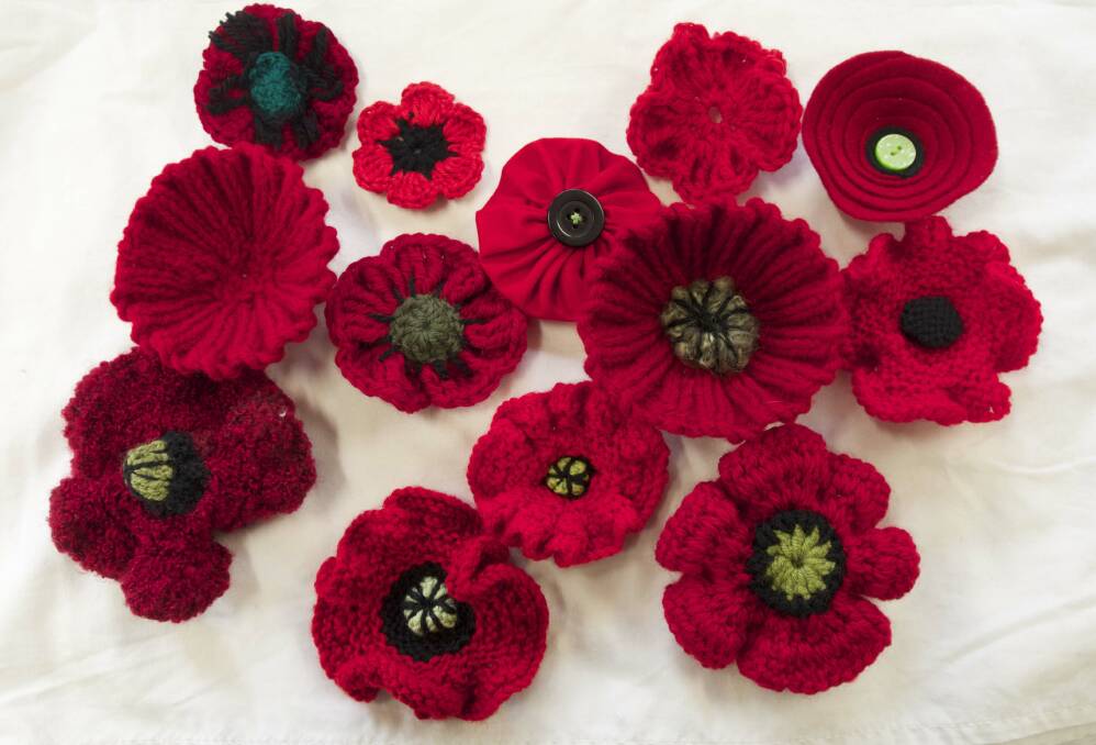 Can you help make knitted poppies for Remembrance Day on November 11?