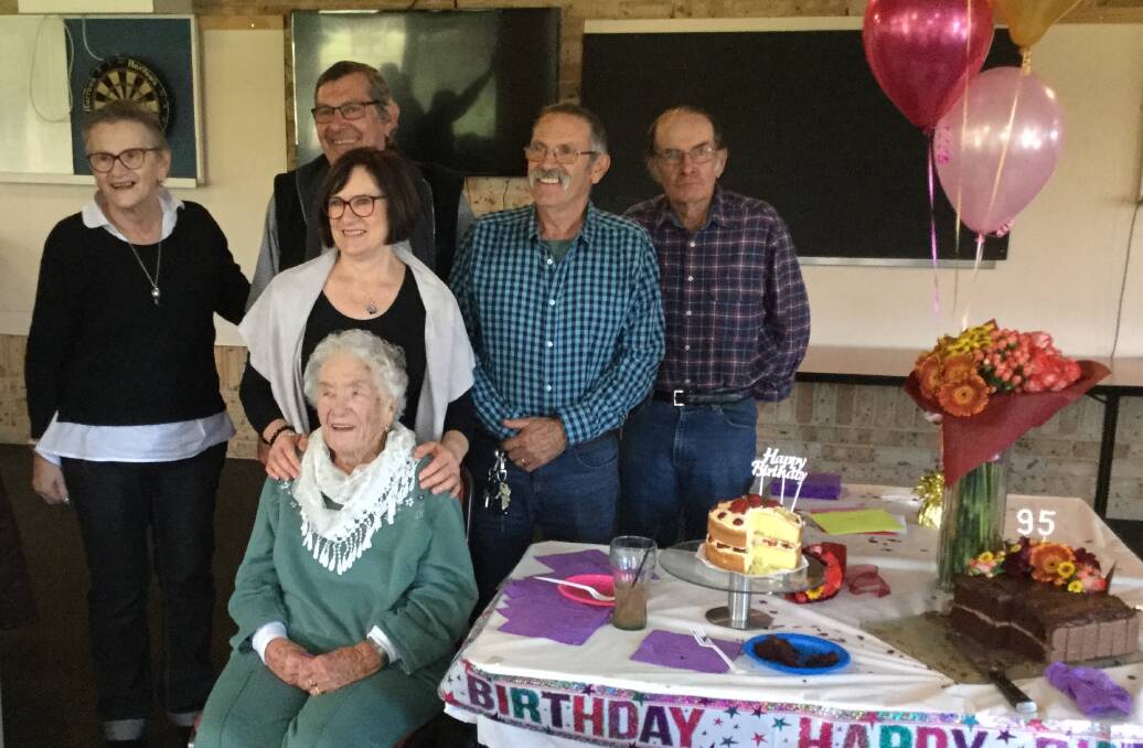 95-year-old Paula Murray (seated) with her children, Maree Carrington, Hank Murray, Pauline Moore, and Jerry and Pat Murray.