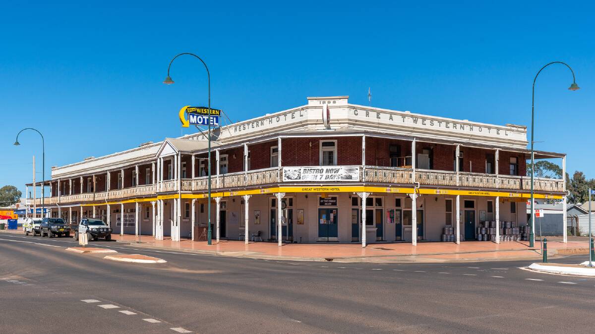 The Great Western Hotel is said to have the largest pub balcony in New South Wales.
