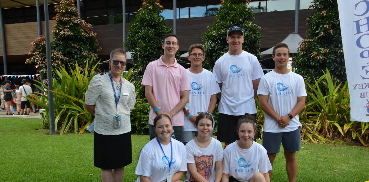 Charles Sturt Head of the School of Psychology in Port Macquarie Associate Professor Rhonda Shaw and orientation coordinator Lachy Gepp with CSU students.