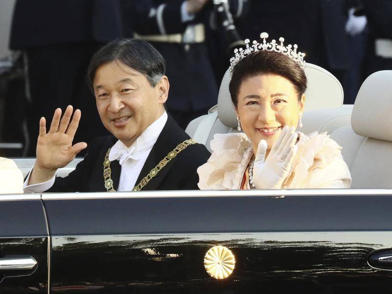 Japan's Emperor Naruhito and Empress Masako have been warmly welcomed by thousands in Tokyo.