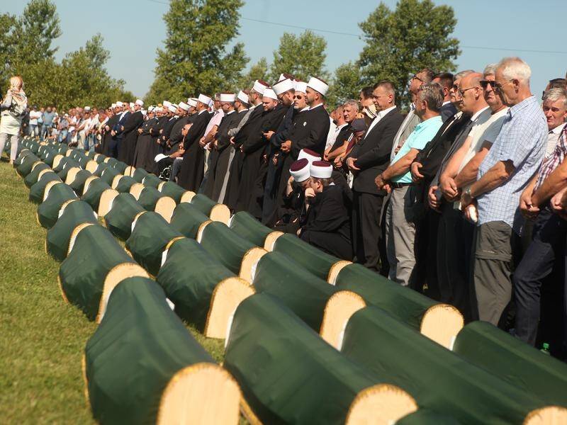 Thousands of Bosnians have attended a funeral service for 86 Muslims massacred by Serbs in 1992.